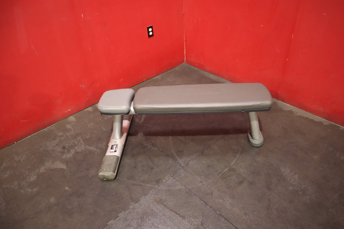 Life Fitness Signature Series Flat Bench (Remanufactured)